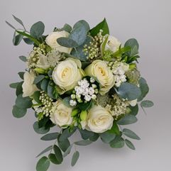 Brudbukett med vita rosor 